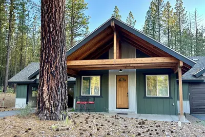 Image de Cozy New Cabin. Walking distance to wedding venue, Chalet View Lodge!