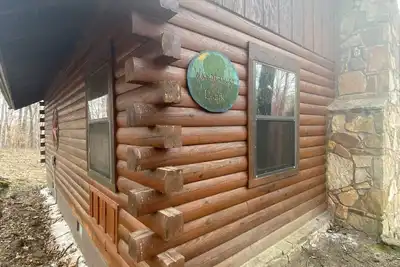 Image de Cozy, rustic 4-person cabin minutes from Grinder's Ferry