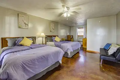 Image de Cozy Lake Front Room! H3