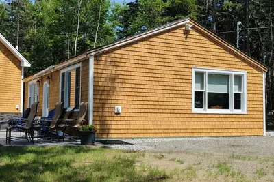 Cozy Cottage with stunning views of Stover's Cove.
