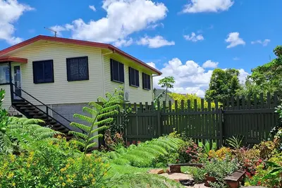 Image de High Set 1 bedroom apartment with views central Atherton