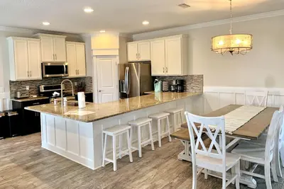 Image de Beach side, ocean-view home, sleeps 9. Walk to bars, restaurants, & Casa Marina