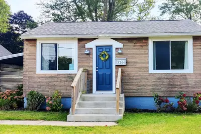Image de Sweet Haven - 3 bed/2 bath Cottage - Close 2 Downtown & Lake Michigan w/ Hot Tub
