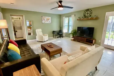 Image de New Charming Private Oasis near Community Pool and Park in Nw Austin