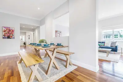 Image de Vaquay El Karnak in Brunswick West | Historic City Fringe Cali Bungalow Charm