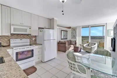 Image de Bonita Springs Studio, Sleeps 4! Steps to Beach! Free Parking & Over $100 of Free Daily Activities!