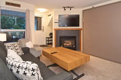 Image de Glacier's Reach one level townhouse, fully remodelled, free parking, private hot tub
