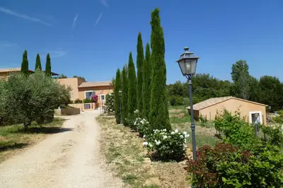 Image de Charme, calme, confort et douceur de vivre sous notre beau soleil de provence.