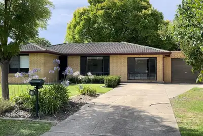 Image de Layla's Lakeside 4 bedroom lakeside home with yard, air con & close to shops.