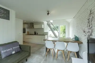 Image de Modern Familiehuis met een Prachtige Tuin op Korte Afstand van Duinen en Strand!