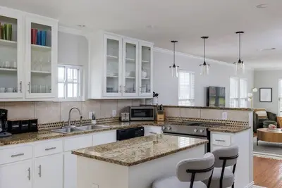 Image de East Side Charmer, King Bed, 3 Br, Close to Ut