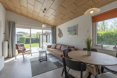 Image de Modern Ingerichte Bungalow Dicht bij het Strand en op Loopafstand van het Gezellige Dorpsplein in Callantsoog