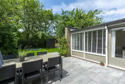 Image de Moderne Vakantiebungalow met Veel Licht en een Heerlijke, Groene Tuin in Sint Maartenszee