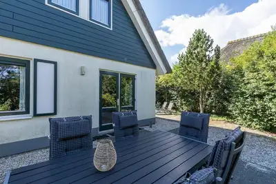 Image de Sfeervolle Vrijstaande Villa, met een Fantastische Ligging op Loopafstand van het Strand