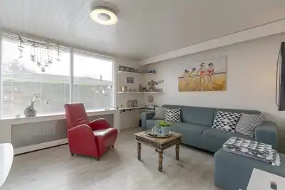 Image de Modern Ingericht 4 Persoons Vakantiehuis met een Zeer Riante Tuin