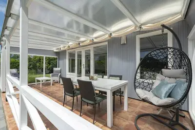 Image de Modern Ingericht 4 Persoons Vakantiehuis met een Zeer Riante Tuin