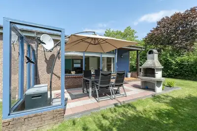 Image de Mooi 5 tot 6 Persoons Vakantiehuis met Grote Omheinde Tuin