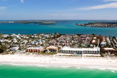 Image de Seaside Serenity 2br/2ba, beach, king bed, pool, gym, courts