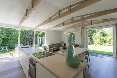 Image de Modern en Luxe Ingerichte 6 Pers. Bungalow met een Zeer Royale Groene Tuin, Niet ver van het Strand van Sint Maartenszee