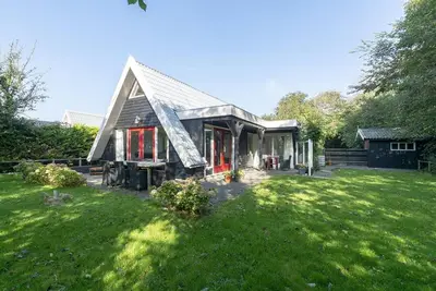 Image de Stijlvol Ingerichte, Vrijstaande Villa Voor 8 Personen met een Prachtige, Grote Tuin