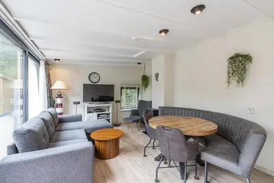 Image de Gezellige Bungalow met Veel Privacy op Loopafstand van het Strand van Sint Maartenszee