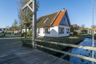 Image de Prachtige Vrijstaande Villa aan het Water, Dicht bij het Strand van Callantsoog!
