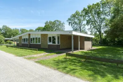 Image de Gezellige Recreatiebungalow op Boomrijk Park Gelegen Tegenover de Prachtige Duinenrij van Sint Maartenszee