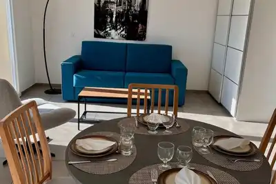 Image de Studio proche de toutes commodité avec vue imprenable!