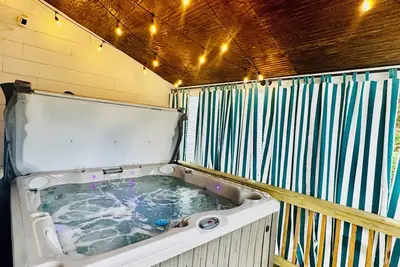Image de 5 Br Home w/ Hot Tub & Game Room