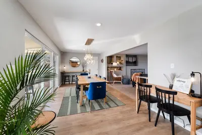 Image de Stylish Spacious Retreat in Skyway - Broadmoor Area - Walk to Hiking - Sleeps 5