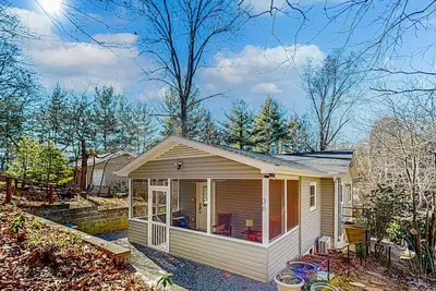 Image de Spacious wilderness retreat with pool, tennis, fire pit, & deck - dog-friendly