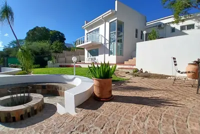 Image de Villa Saffier is a cozy and safe apartment in Eros Park in Windhoek, Namibia. \n.