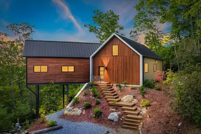 Image de Modern Brand-New Mountain chalet. Hot tub and stunning views. Pet friendly!