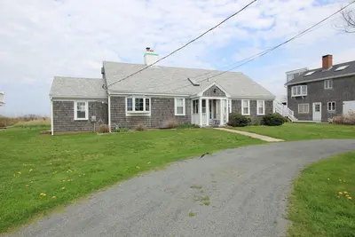 Image de 11 Freeman Ave - Waterfront Town Neck beach home, pet-friendly!