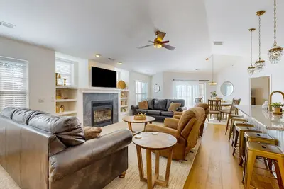 Image de Lakefront resort townhome with resort pools/beaches, private deck, & fireplace