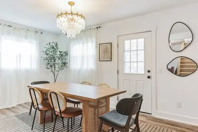 Image de Stylish 3 Br House: 1 King Bed. Centrally Located!