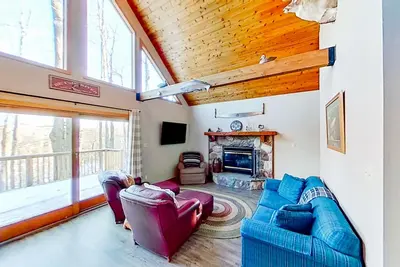 Image de Secluded dog-friendly riverfront home with deck, firepit, fireplace, & grill