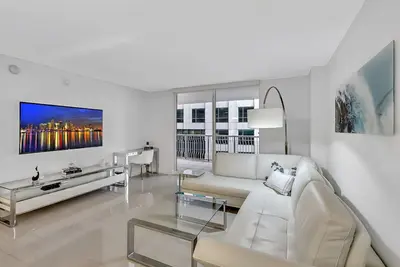 Image de Lux 1b condo with Xl Balcony, Pool, Gym & Games