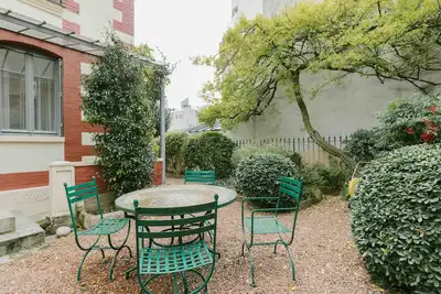 Image de Grande maison dans son jardin arboré