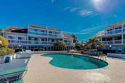 Image de Sun-filled townhome with screened-in patio, beach gear, pool, W\/D, & central Ac