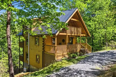 Image de Secluded cozy cabin, pool access, hot tub, woods view, kids loft, 5mi to Smokies