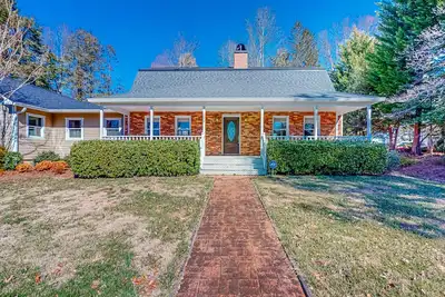 Image de 1-acre dog-friendly home with mtn views, 2 porches - walk downtown