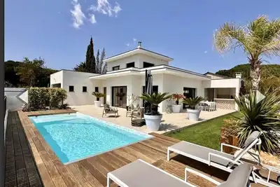 Image de Villa Exceptionnelle avec piscine chauffée et  proximité de la plage