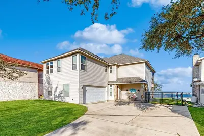 Image de Spacious dog-friendly home with decks & beautiful views - near boat ramp & lake