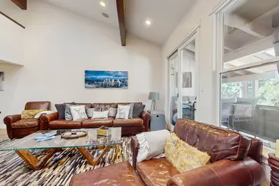 Image de Stunning mountain retreat with pool, balcony views, & fireplace - near skiing