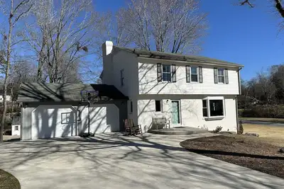 Image de 5 minutes from Furniture Market! 4 bed 2 1/2 bath house in a quiet neighborhood
