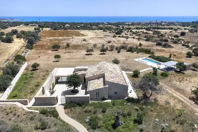Image de Magnifique villa en pierre avec piscine et grands espaces extérieurs