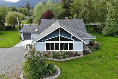 Image de Darrington Majestic White Horse Mountain Home\n\n