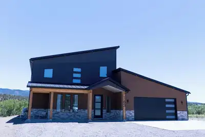 Image de The Grove - Secluded Tree Grove Stay, Red Mountain Views, Hot Tub, Zion & Bryce