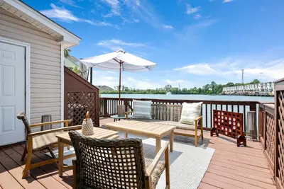 Image de 4 Bedroom Lakefront Home with Patio!